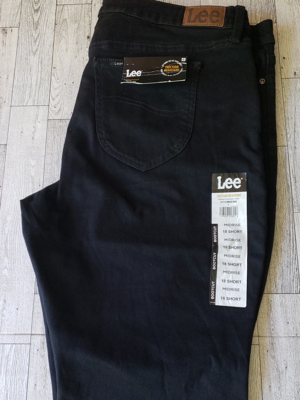 Lee Women's Bootcut Jeans in Black. 18 Short.